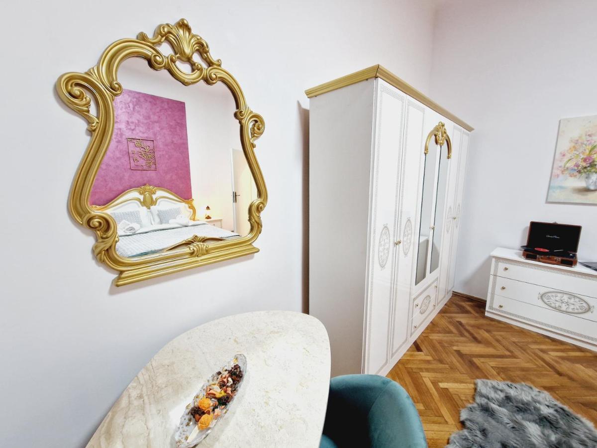 Royal 5* Mansion Near Square *