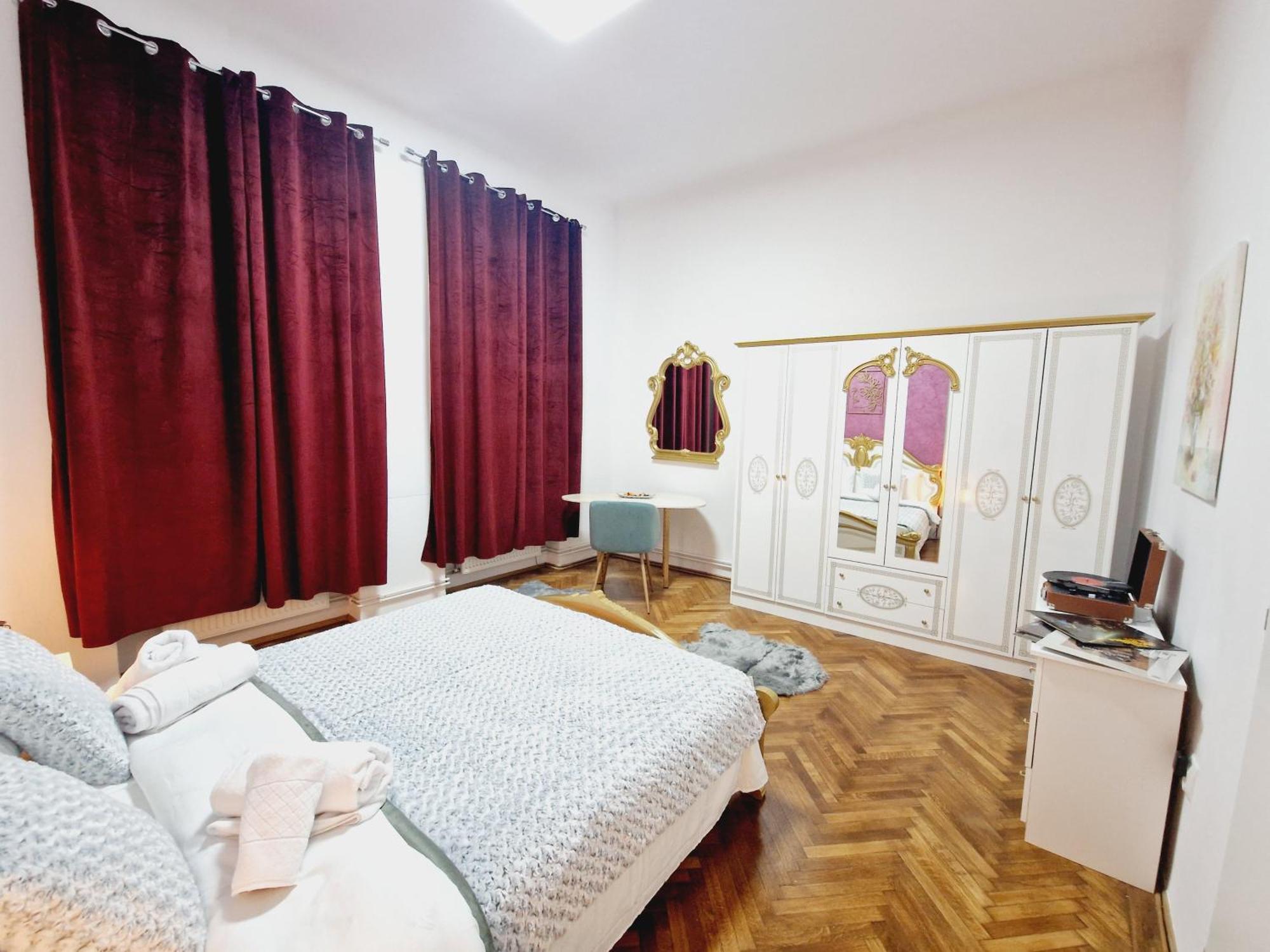 Royal 5* Mansion Near Square Villa *