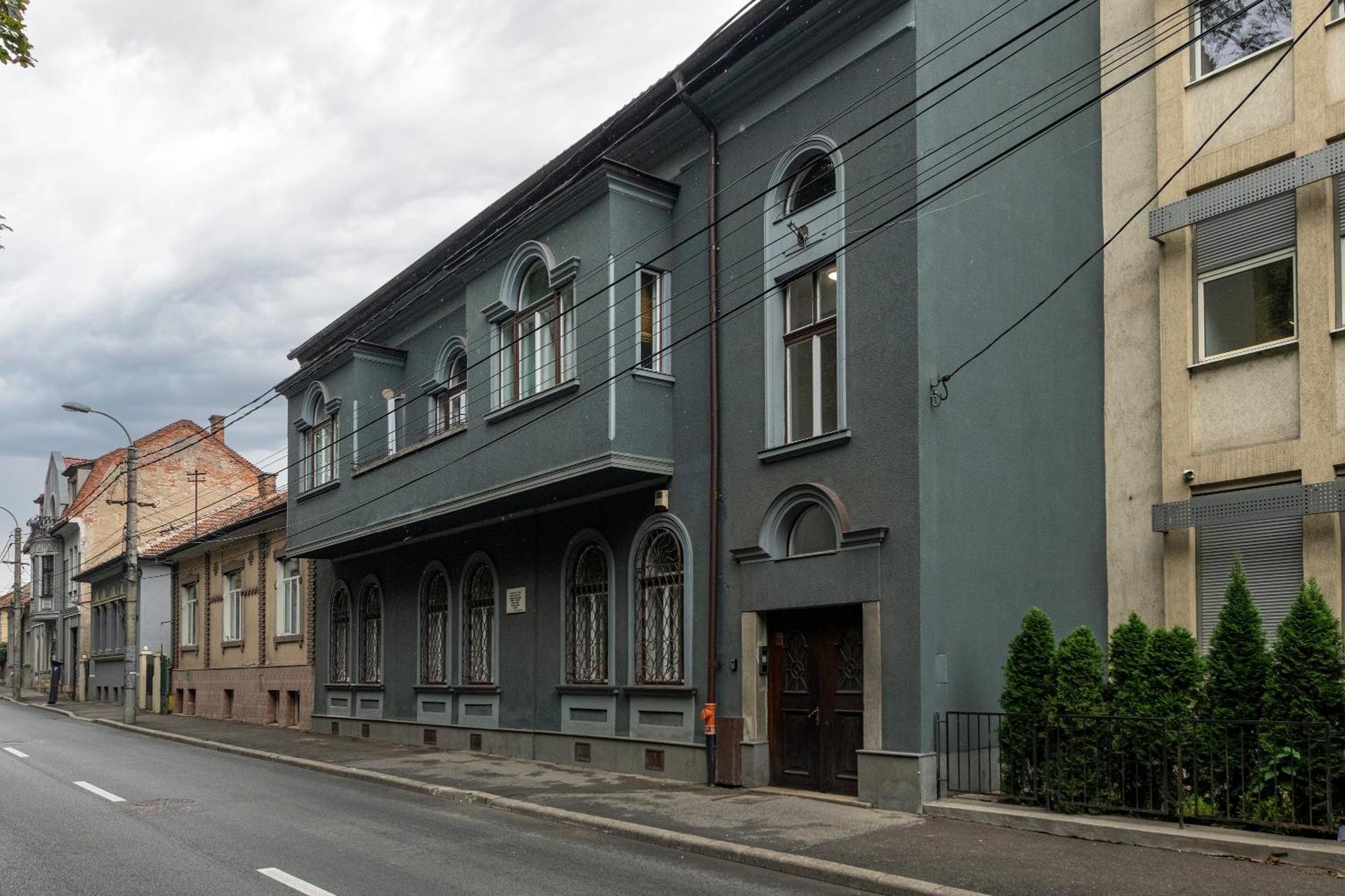 Royal 5* Mansion Near Square Villa *